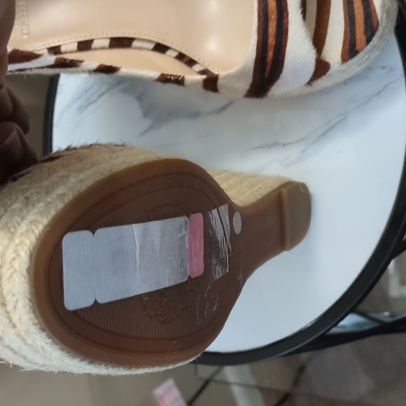 "SALE" 💥Vince Camuto zebra print wedges💥 - Picture 7 of 7